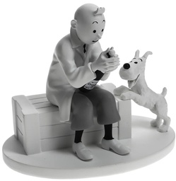 Figurine résine Tintin - #209 N/B - Tintin prisonnier sur le Karaboudjan ouvre une boîte de crabe